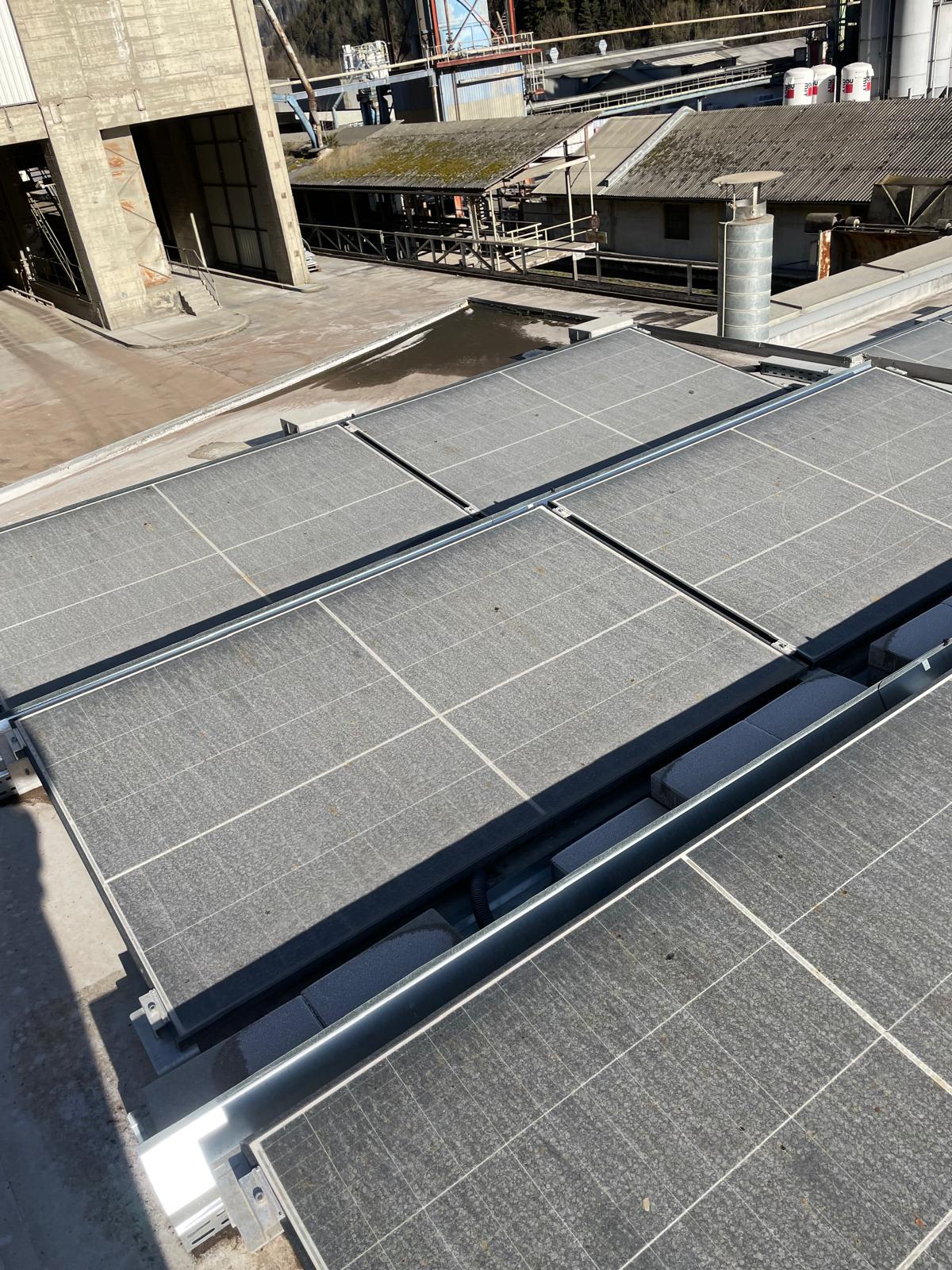 Photovoltaik vor Reinigung — starke Verschmutzung durch Staub und Pollen