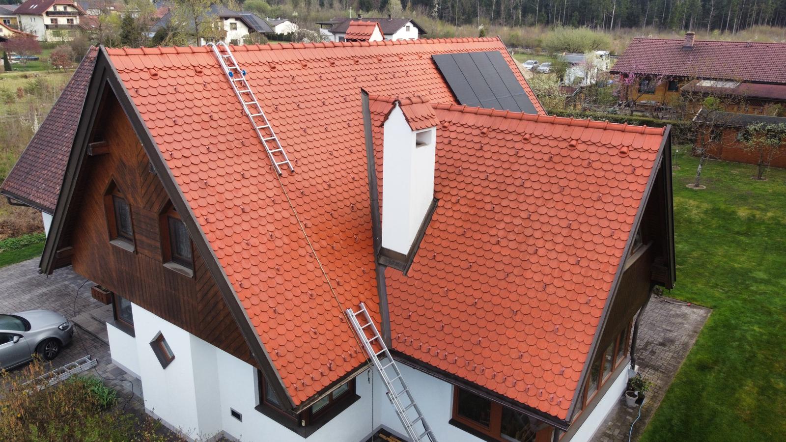 Dach nach Reinigung — Drohnenaufnahme EFH Kärnten, Ziegel sauber