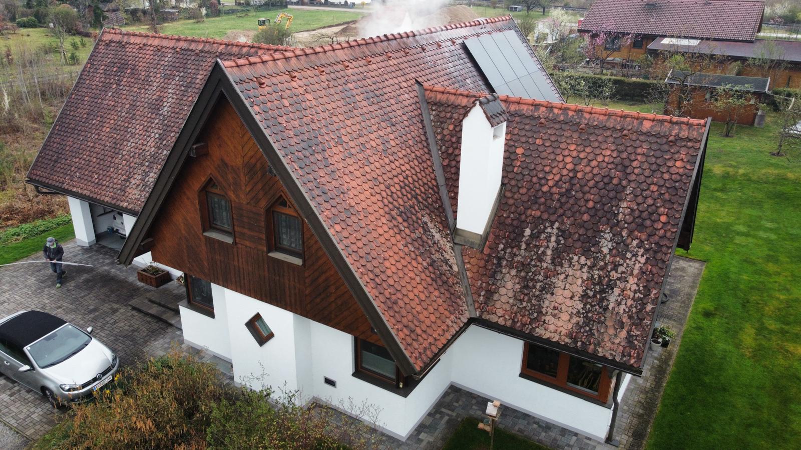 Dach vor Reinigung — Moos- und Algenbefall auf Ziegeln
