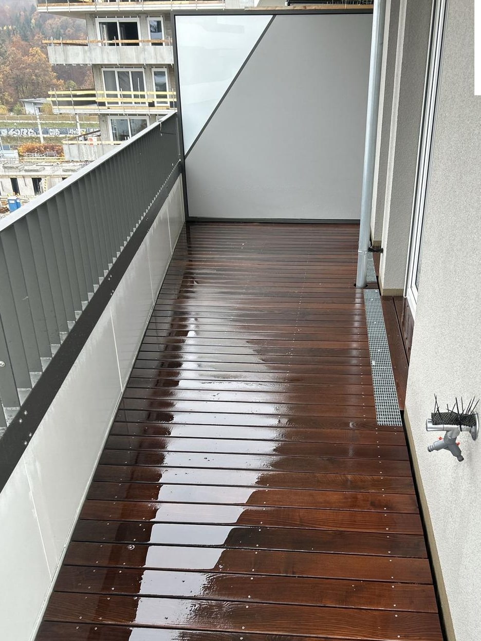 Holzbalkon nach Reinigung