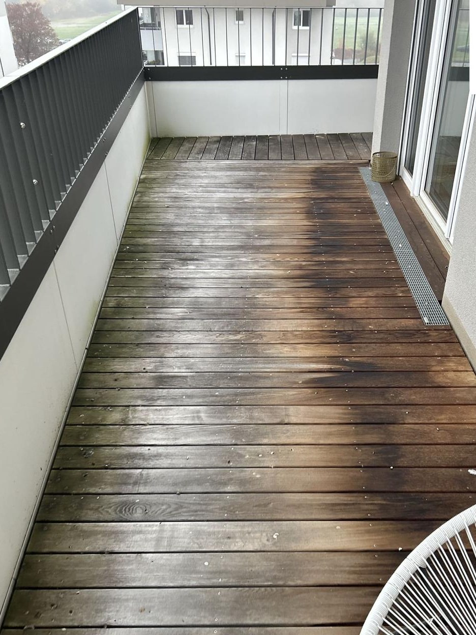 Holzbalkon verwittert