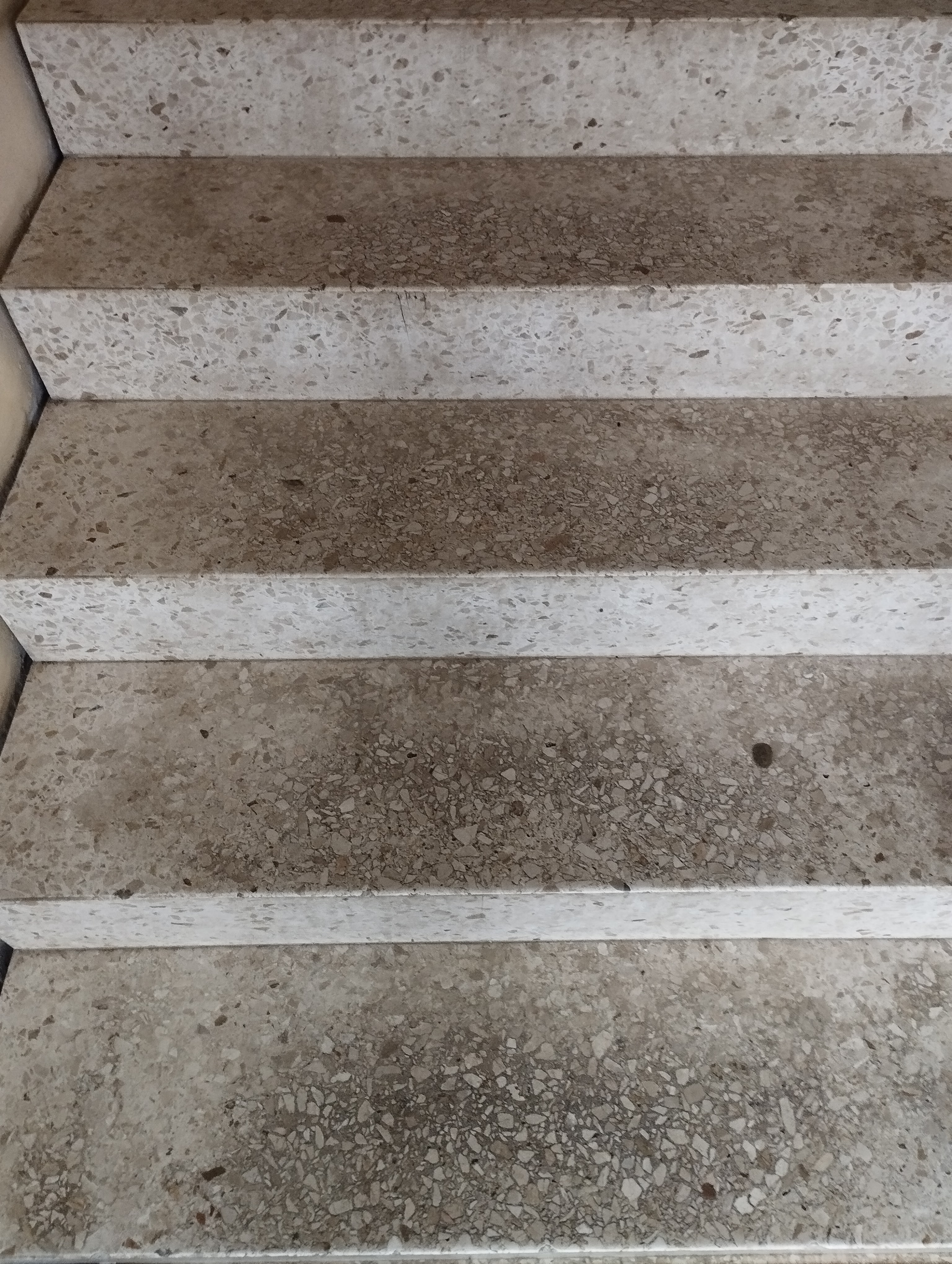 Stiegenhaus verschmutzt