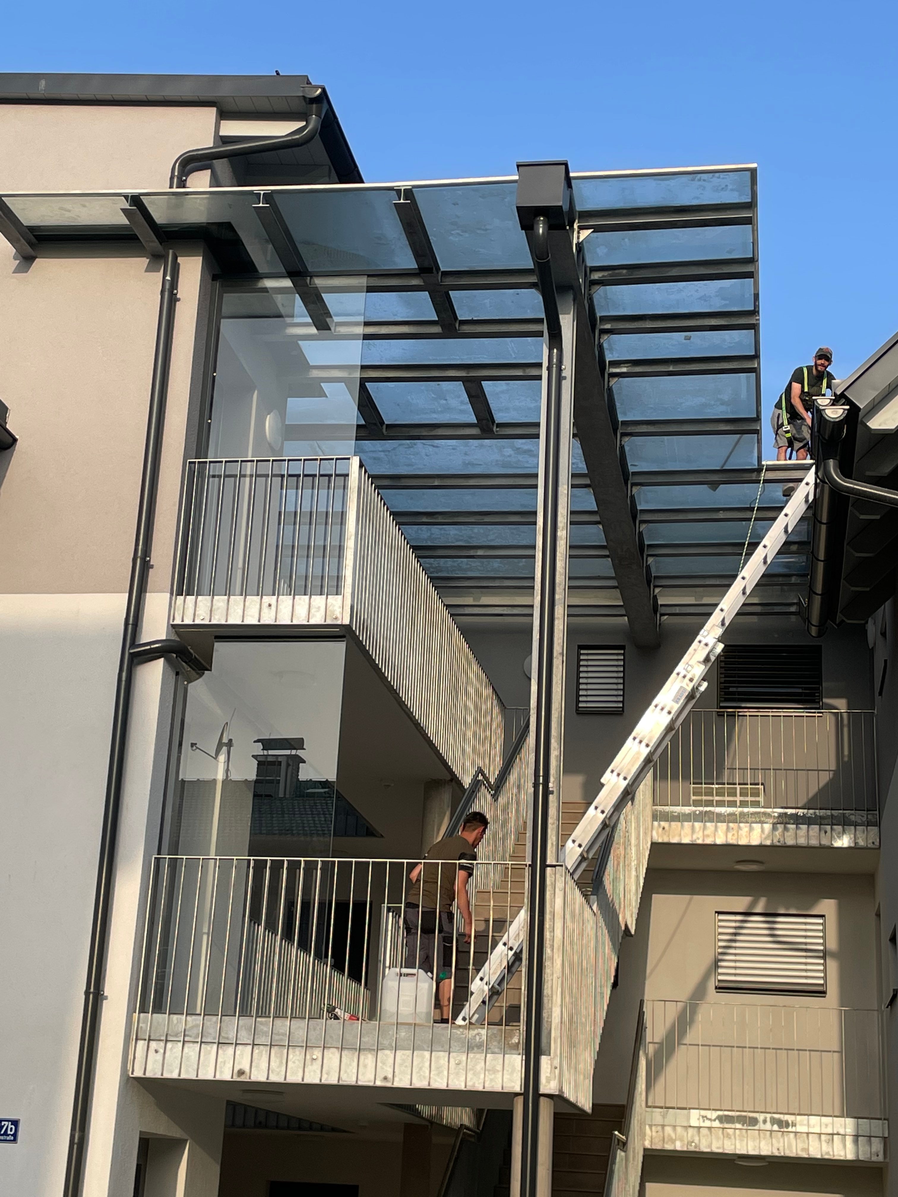 Glasdach Reinigungs-Arbeit mit Leiter