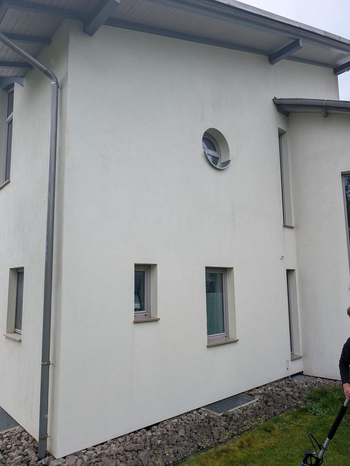 Fassade nach Reinigung — WDVS sauber, EFH Klagenfurt